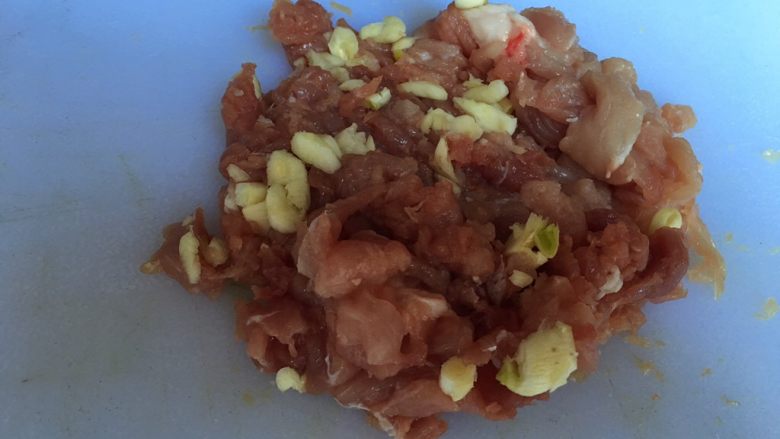 美味酿豆腐,<a style='color:red;display:inline-block;' href='/shicai/ 414'>猪肉</a>切片,放入蒜末一起剁碎