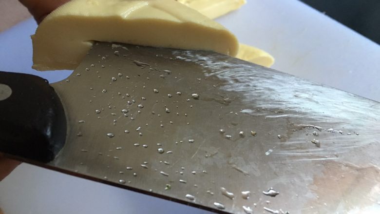 美味酿豆腐,将北豆腐一切为二,中间切条缝