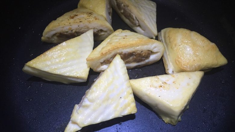 美味酿豆腐,锅中倒入适量油,将北豆腐煎至两面金黄