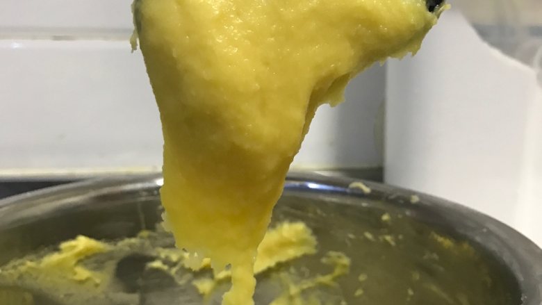 超级好吃的酥皮泡芙,刮刀拎起面糊,成倒三角型,并且缓慢低落,蛋液大家自行调整,如果不低落就在一点,不要一次性加入,面糊太稀也是不行的,慢慢加,搅拌玩一次拎起来看看,成功时候记录一下上次使用的配料,下次再做就方便喽