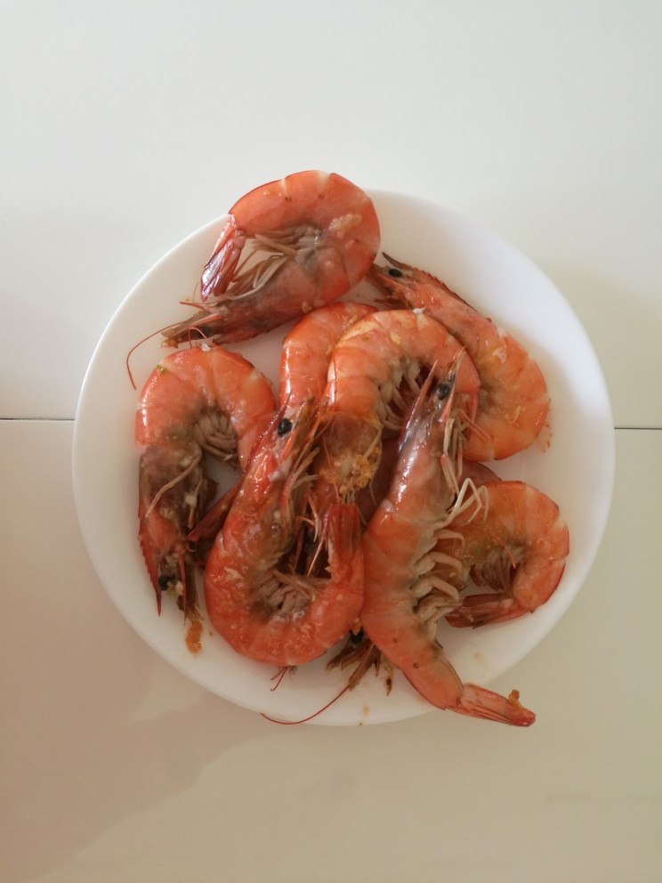 简易版西班牙海鲜饭,把<a style='color:red;display:inline-block;' href='/shicai/ 300'>虾</a>放入锅中煎变色,捞出