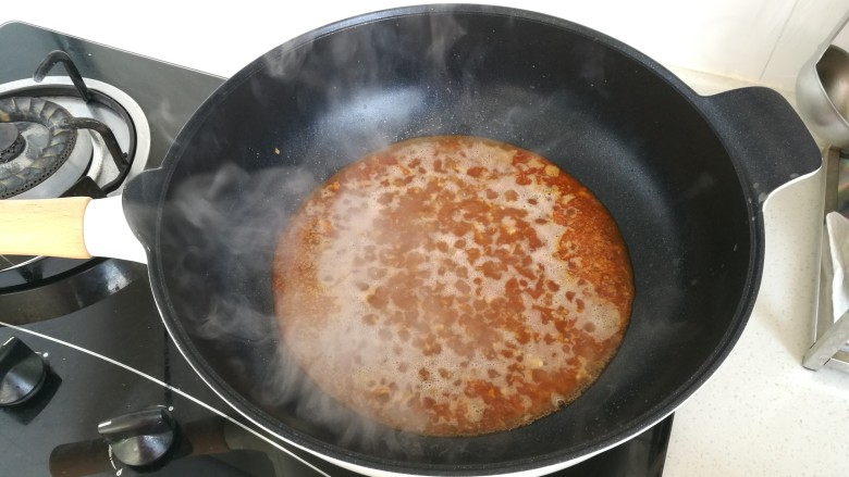 简易版西班牙海鲜饭,加入水,有高汤更好,水体积大约是米的三倍,把米饭煮熟