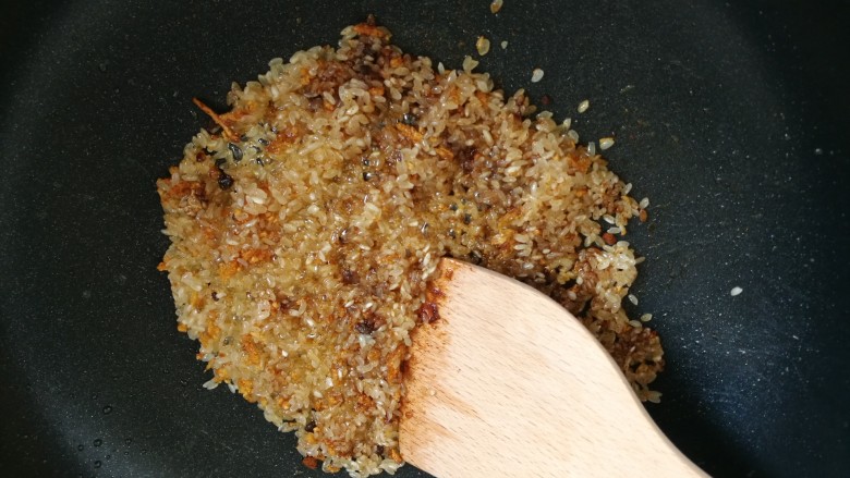 简易版西班牙海鲜饭,锅中放入<a style='color:red;display:inline-block;' href='/shicai/ 492'>大米</a>,甜辣椒粉,翻炒均匀