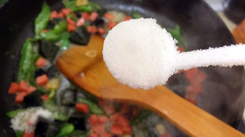 味蕾新体验の青椒皮蛋火腿肠捞竹升面,加一丢丢细砂糖,翻炒均匀
