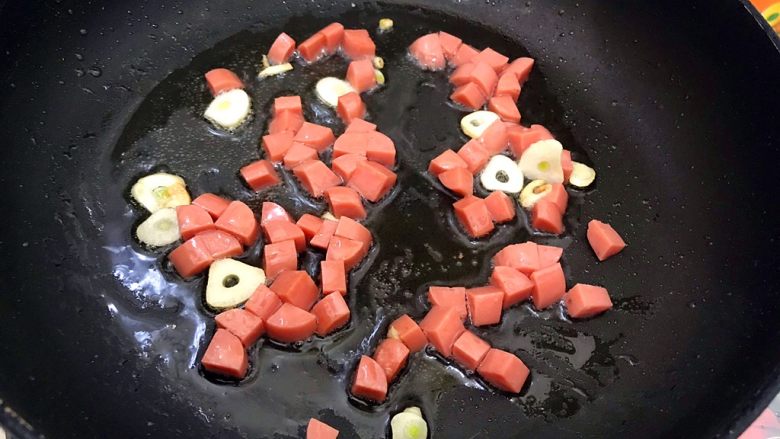 味蕾新体验の青椒皮蛋火腿肠捞竹升面,转中火,煸炒片刻