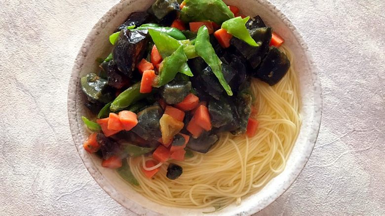 味蕾新体验の青椒皮蛋火腿肠捞竹升面,码上之前炒好的浇头,即可