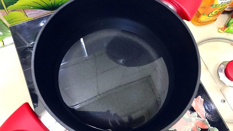 味蕾新体验の青椒皮蛋火腿肠捞竹升面,取一口小锅,煮适量清水