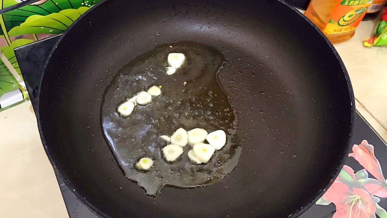 味蕾新体验の青椒皮蛋火腿肠捞竹升面,下大蒜片,小火煸香