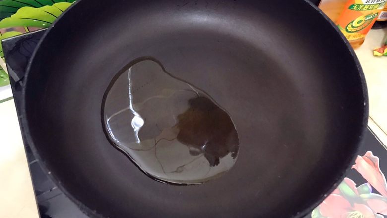 味蕾新体验の青椒皮蛋火腿肠捞竹升面,平底锅入适量油,热锅凉油