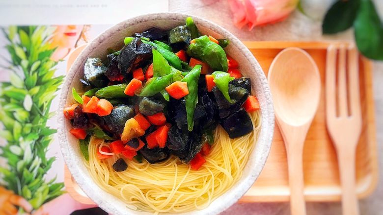 味蕾新体验の青椒皮蛋火腿肠捞竹升面,美美的摆拍一下,开吃咯(^∀^)ノシ