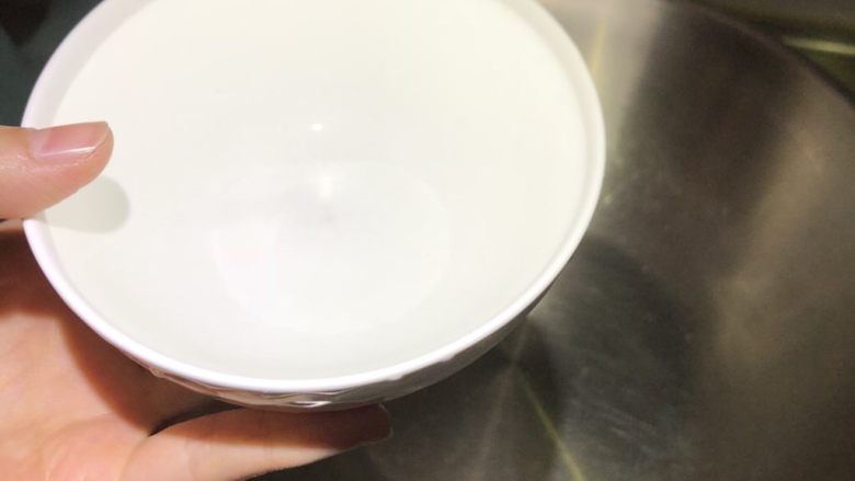 简单金桔柠檬蜜,两小碗凉水,倒入无油的锅中。