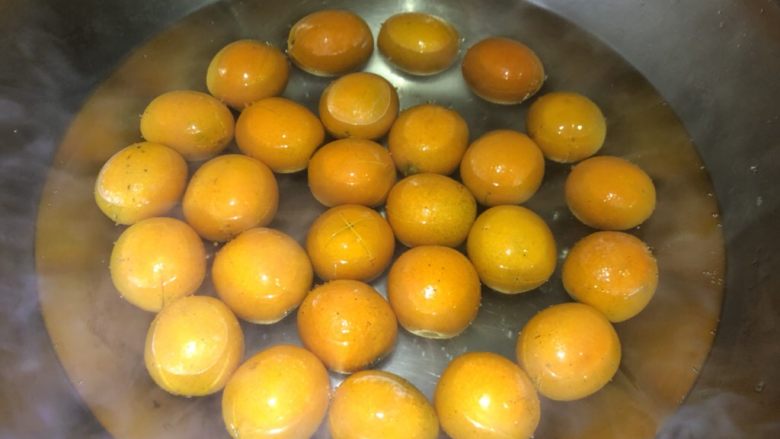 简单金桔柠檬蜜,放入金桔,大火烧开转小火煨30分钟。