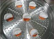 虾饺皇,锅中烧开水,将包好的虾饺码入铺红萝卜的笼屉上,加盖儿蒸制5分钟即可。