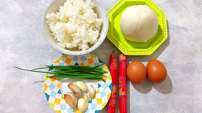 剩米饭and剩馒头也有春天🌿（蒜香火腿肠馒丁炒饭）,首先我们准备好所有食材