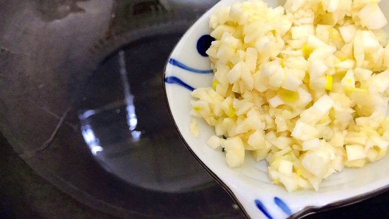 剩米饭and剩馒头也有春天🌿（蒜香火腿肠馒丁炒饭）,再起油锅，热锅凉油，下大蒜