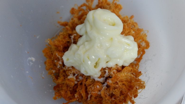 辣松，松多多面包卷,肉松和沙拉酱调和拌匀备用