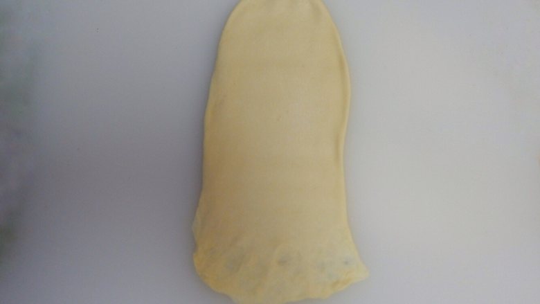 辣松，松多多面包卷,取一个面团擀开，下方用手指按薄