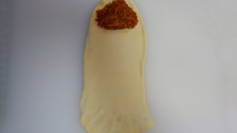 辣松，松多多面包卷,取30g调好的辣松摆在上端