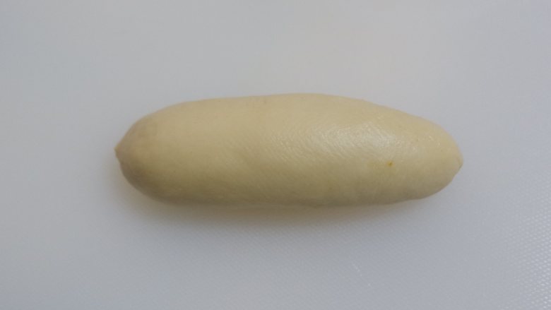 辣松，松多多面包卷,由上至下卷起来，整成橄榄形