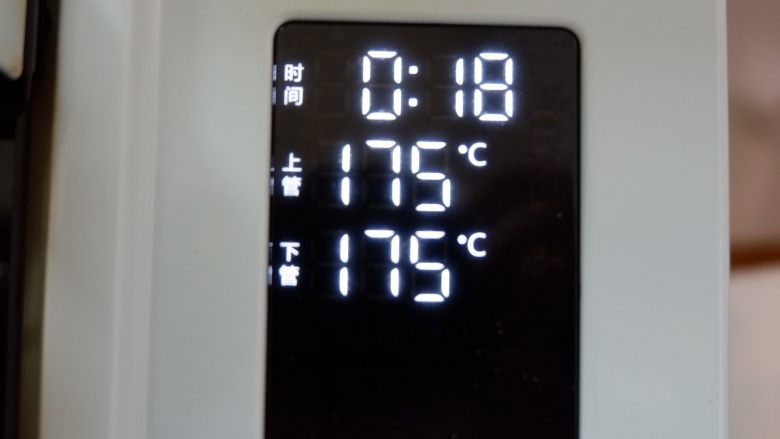 辣松，松多多面包卷,发酵好，烤箱预热上下火175度，烤15-20分钟