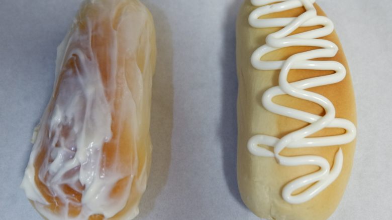 辣松，松多多面包卷,烤好取出放烤网上晾至室温，在面包表面涂抹上沙拉酱