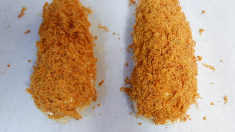 辣松，松多多面包卷,然后均匀的裹粘上辣松！
好了开吃吧！！！
