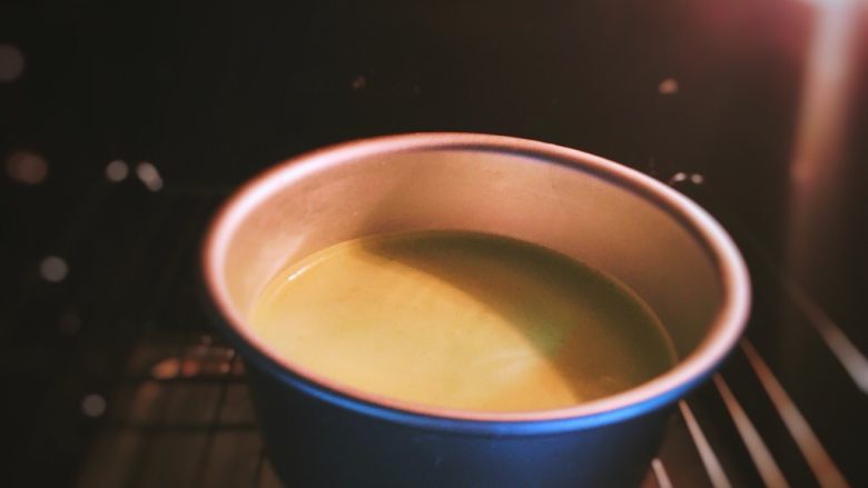 治愈系的菠菜戚风蛋糕,放在烤箱中下层,160度35分钟,10分钟之后马上盖锡纸,上色比较快,怕中途开烤箱蛋糕遇冷气下陷的话,放进去时加锡纸盖着也行