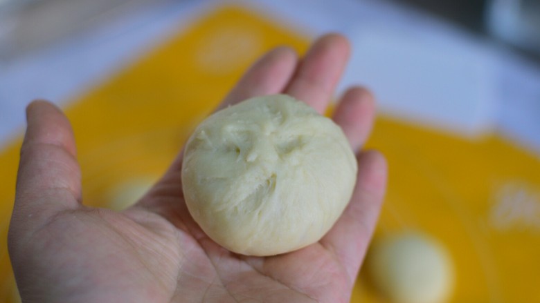 花儿椰蓉面包,捏紧