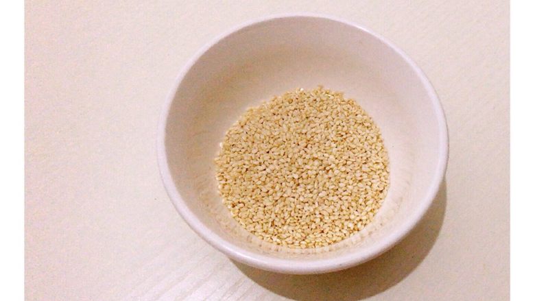 蜂蜜香酥花生🥜,然后再撒入白<a style='color:red;display:inline-block;' href='/shicai/ 666'>芝麻</a>,搅拌均匀