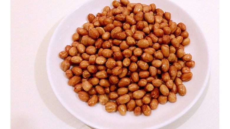 蜂蜜香酥花生🥜,花生米小火炸10分钟左右,就可以起锅,然后放凉备用
