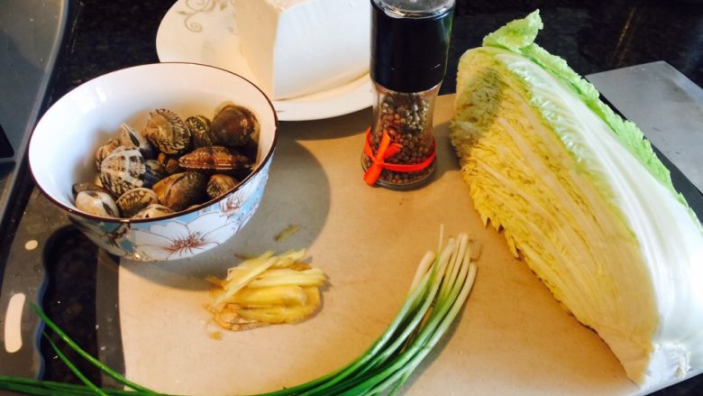 花蛤白菜豆腐汤,所有食材备好