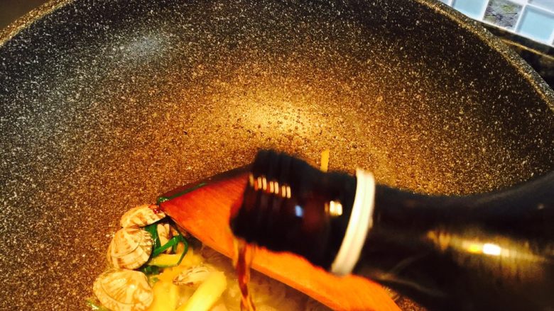 花蛤白菜豆腐汤,加入料酒少许,继续煸