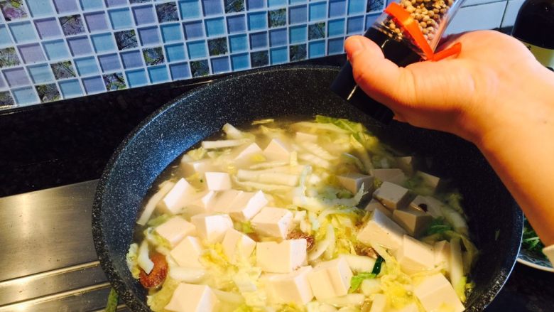 花蛤白菜豆腐汤,白胡椒粉选择消磨的味道更好,然后继续炖