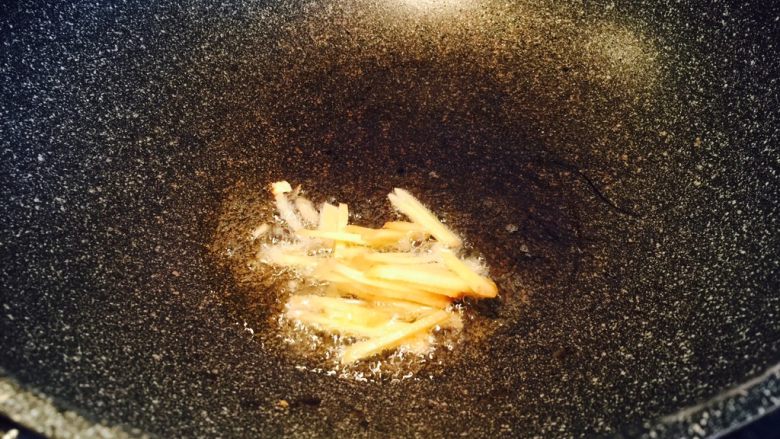 花蛤白菜豆腐汤,锅里放烹调油,加热,放姜丝炝锅