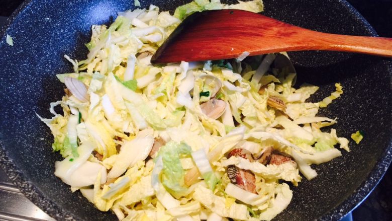 花蛤白菜豆腐汤,煸炒均匀加盐