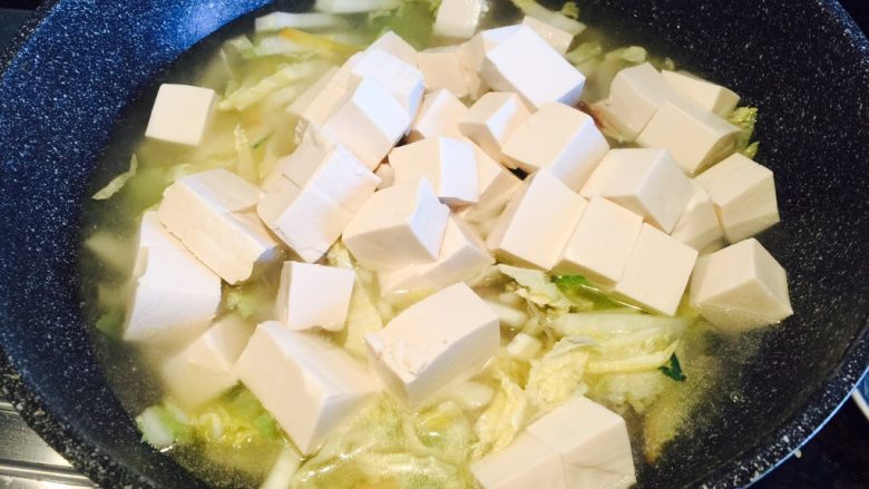 花蛤白菜豆腐汤,加豆腐,加水