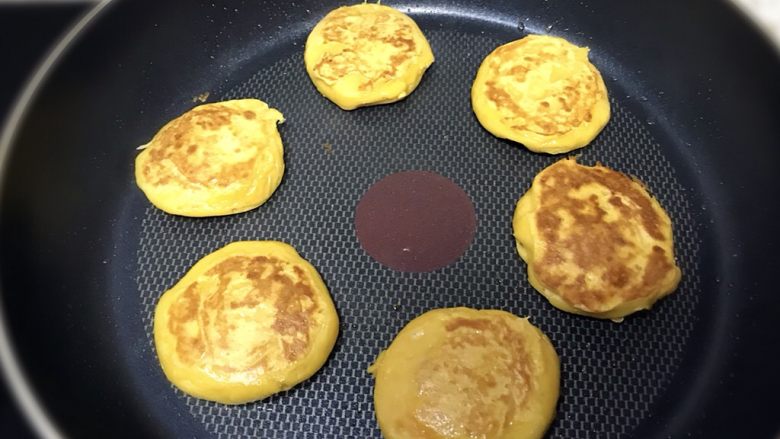 柿子饼,翻面后大约再煎两三分钟,翻一个看看两面均呈黄亮色即可