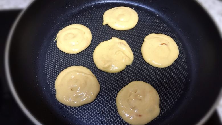 柿子饼,挤入一个个小饼,尽量薄一些,全程小火