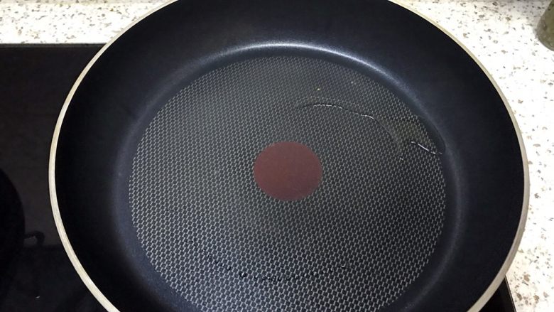 柿子饼,开火,平底锅涂少许玉米油