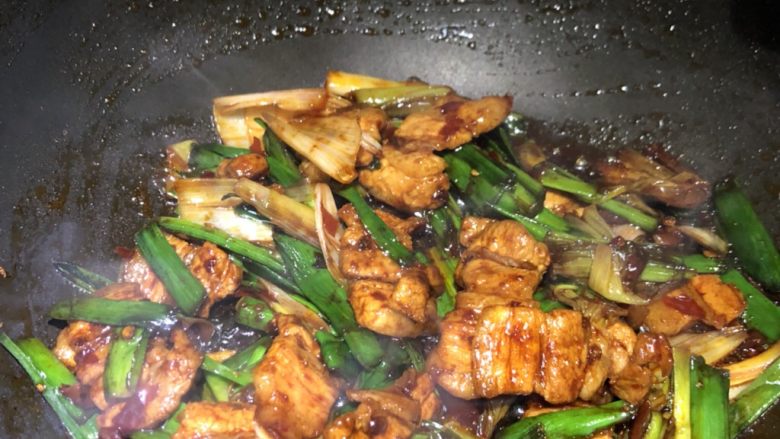 快手回锅肉,中途不需要放盐,郫县豆瓣酱和生抽都有些盐在里面。