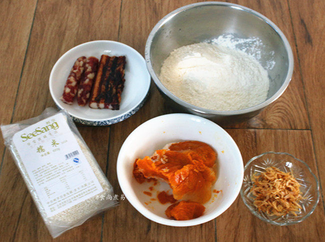 南瓜腊味糯米卷,备好所需食材:南瓜去皮切块蒸熟,捣成<a style='color:red;display:inline-block;' href='/shicai/ 7594'>南瓜泥</a>