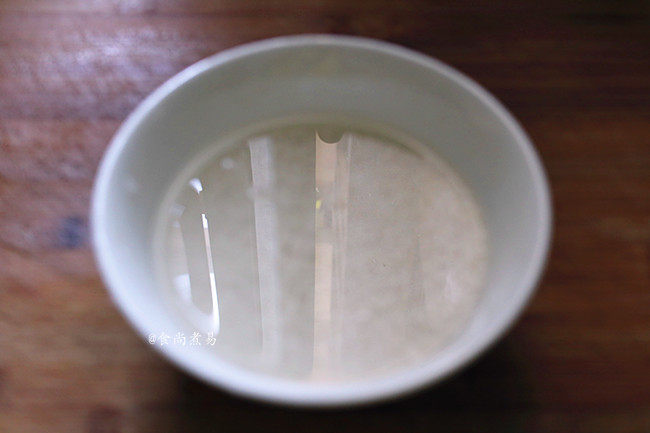 南瓜腊味糯米卷,准备馅料:<a style='color:red;display:inline-block;' href='/shicai/ 498'>糯米</a>浸泡洗净,加上清水,倒入电饭锅内煲熟