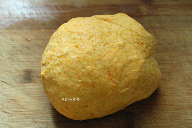 南瓜腊味糯米卷,将湿面粉倒在案板上,揉成光滑柔软的面团