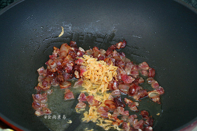 南瓜腊味糯米卷,热锅,倒入少许食用油,将腊肉、腊肠、虾皮,煸出香味