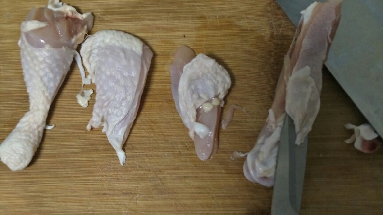 鸡腿手抓饼,鸡腿肉上最好有鸡皮,这样可以剪鸡腿时可以煎出鸡油来。