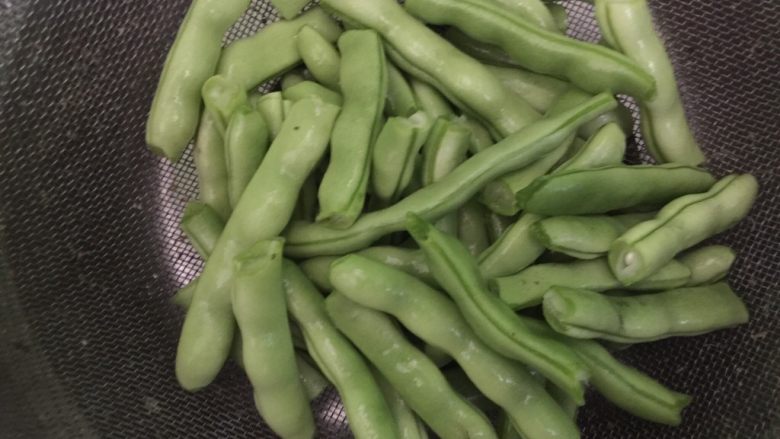 豆角焖面,洗净、沥干。