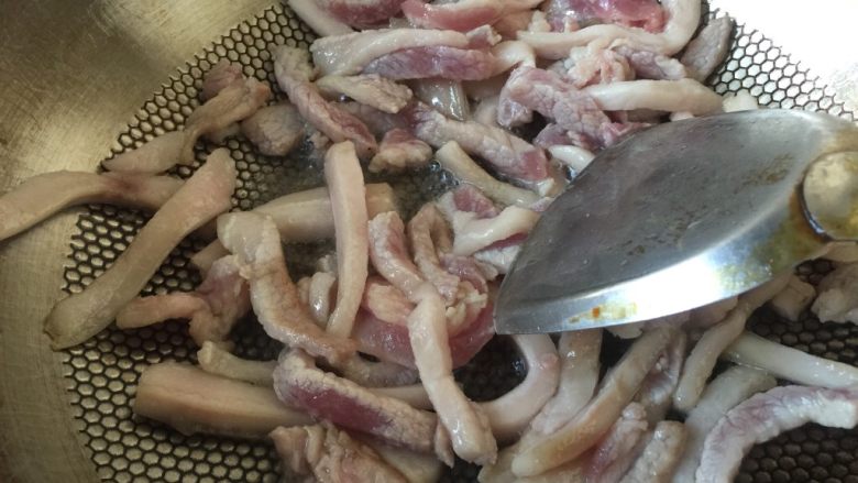 豆角焖面,放入肉丝炒变色。