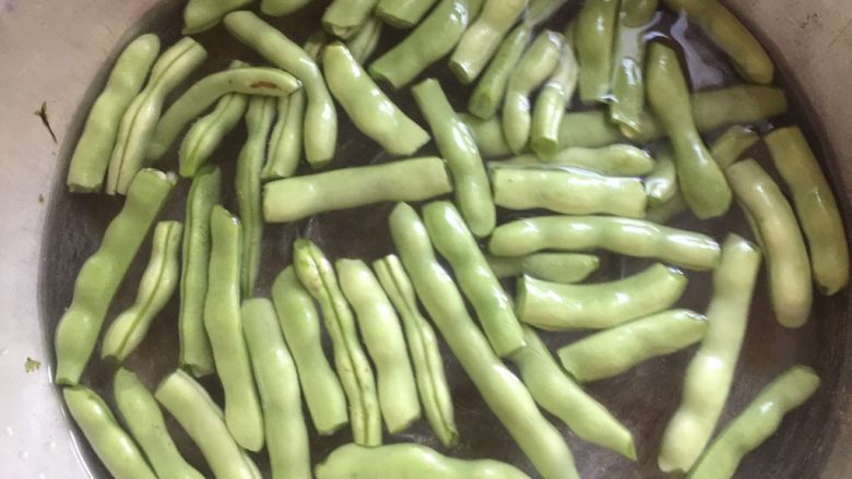 豆角焖面,摘去老筋，掰成短段。