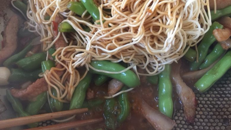 豆角焖面,再焖6分钟，待汤汁浓稠。