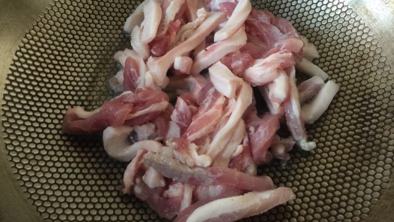 豆角焖面,铁锅内放入适量食用油，烧成6成热。